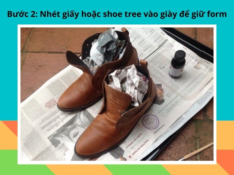 Bước 2: Nhét giấy hoặc shoe tree vào giày để giữ form